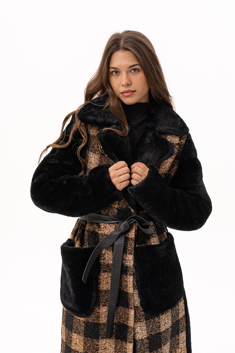 Шуба женская из мутон бежевая/черная, модель K-10006 Шуба женская из мутон бежевая/черная, модель K-10006