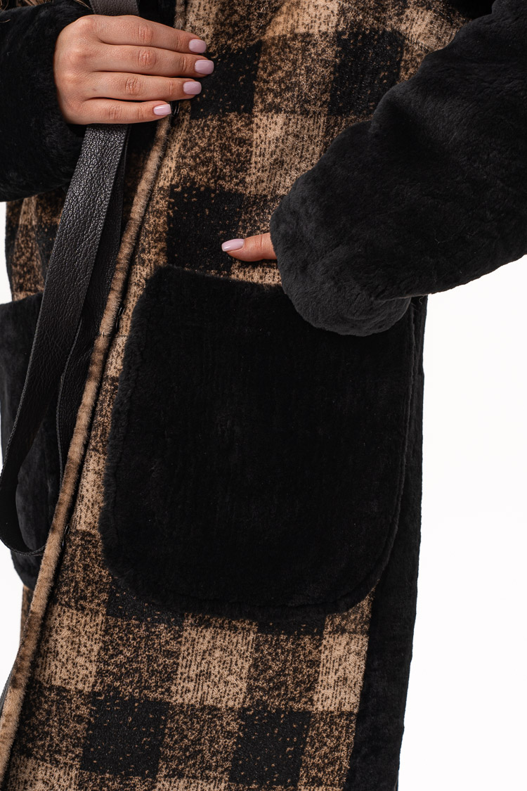 Шуба женская из мутон бежевая/черная, модель K-10006 Шуба женская из мутон бежевая/черная, модель K-10006